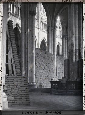 Image représentant France, Amiens, Entrée droite du déambulatoire, sacs à terre et Chapelle de la Confrérie du Puy Ne Dame