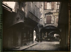 Image représentant La Maison Gaubert et les commerces des arcades du Consulat