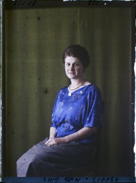 Image représentant https://musee-albert-kahn.s-museum.fr/home/NWQ2OTAwYzNmYjZlZTk1ZWQwODJmMjY4L2dlbmVyaWMtbm90aWNlLXRhYi9hdXRob3JpdHkvNjE3YTc5ZjVjZjhiODk2OGIzMzM3ZDIx/5d6900c3fb6ee95ed082f268/generic-notice-tab/authority/617a79ebcf8b8968b3336db3 Mademoiselle Giry