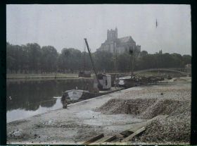 Image représentant La cathédrale Saint-Etienne d'Auxerre, vue du quai avec la passerelle de la liberté