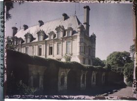 Image représentant Le cryptoportique et la façade de l'aile subsistante du château