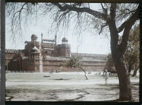 Image représentant La porte de Lahore protégée par la barbacane d'Aurangzeb, donnant accès au fort Rouge (Lal Qila)