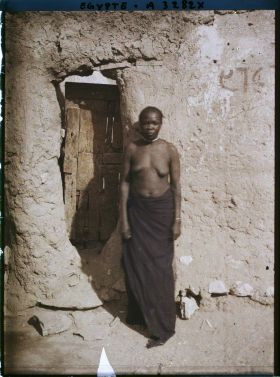 Image représentant Femme aux seins nus dans une rue du village