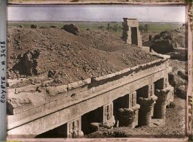 Image représentant null Mammisi romain à droite de l'entrée du temple