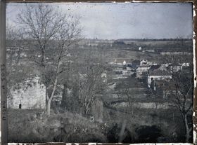 Image représentant Vue prise du haut de la tour Saint-Jean sur le versant nord montrant l'isolement de la butte du château