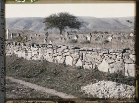 Image représentant Un cimetière de village serbe avec croix massives et sans nom