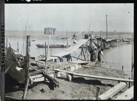 Image représentant Passerelle enjambant une rivière