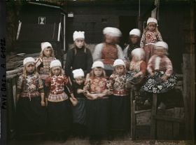 Image représentant Femme et jeunes filles en costume de l'île