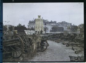 Image représentant Le Cénotaphe en hommage aux morts pour la patrie et les canons exposés pour les fêtes de la Victoire des 13 et 14 juillet place de l'Etoile