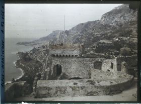 Image représentant La baie de Roquebrune et Monaco pris depuis les terrasses du château