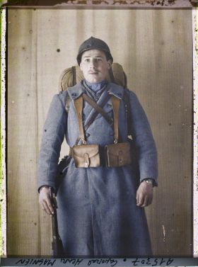 Image représentant Le Caporal  https://musee-albert-kahn.s-museum.fr/home/NWQ2OTAwYzNmYjZlZTk1ZWQwODJmMjY4L2dlbmVyaWMtbm90aWNlLXRhYi9hdXRob3JpdHkvNjE3YTc5ZjVjZjhiODk2OGIzMzM3ZDIx/5d6900c3fb6ee95ed082f268/generic-notice-tab/authority/617a79ebcf8b8968b333731c Henri Magnien