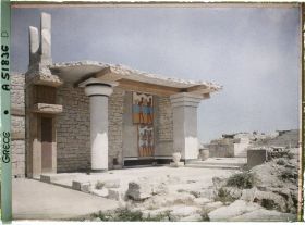 Image représentant Les Propylées sud du Palais, avec la fresque des porteurs d'offrandes