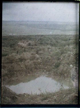 Image représentant France, Fort de Douaumont, Trou de marmite dans le fort vers la côte du Poivre