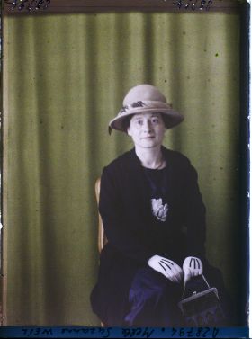 Image représentant Mademoiselle  https://musee-albert-kahn.s-museum.fr/home/NWQ2OTAwYzNmYjZlZTk1ZWQwODJmMjY4L2dlbmVyaWMtbm90aWNlLXRhYi9hdXRob3JpdHkvNjE3YTc5ZjVjZjhiODk2OGIzMzM3ZDIx/5d6900c3fb6ee95ed082f268/generic-notice-tab/authority/617a79ebcf8b8968b3337a08 Suzanne Weil