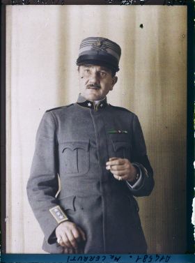 Image représentant https://musee-albert-kahn.s-museum.fr/home/NWQ2OTAwYzNmYjZlZTk1ZWQwODJmMjY4L2dlbmVyaWMtbm90aWNlLXRhYi9hdXRob3JpdHkvNjE3YTc5ZjVjZjhiODk2OGIzMzM3ZDIx/5d6900c3fb6ee95ed082f268/generic-notice-tab/authority/617a79ebcf8b8968b3336a4c L'officier Cerutti