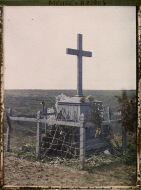 Image représentant France, Verdun, Fort de Douaumont. Le monument du 137e d'Infanterie Vu le plus près