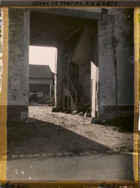 Image représentant Seine et Marne, Guermantes, Entrée de ferme