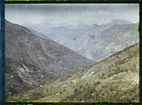 Image représentant Vue générale d'une vallée de petite montagne avec restanques et maisons isolées