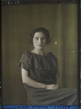 Image représentant https://musee-albert-kahn.s-museum.fr/home/NWQ2OTAwYzNmYjZlZTk1ZWQwODJmMjY4L2dlbmVyaWMtbm90aWNlLXRhYi9hdXRob3JpdHkvNjE3YTc5ZjVjZjhiODk2OGIzMzM3ZDIx/5d6900c3fb6ee95ed082f268/generic-notice-tab/authority/617a79ebcf8b8968b3337b81 Madame Gervais