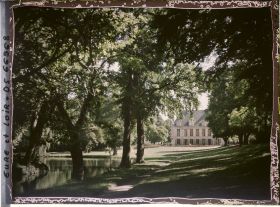 Image représentant La façade du château vue du parc