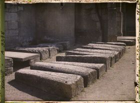 Image représentant Les sarcophages au pied de l'église Saint-Georges