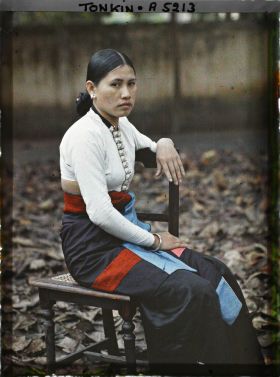 Image représentant Une jeune femme d'ethnie thaï, originaire de Lai-chau (Mg Lai) dans la haute région tonkinoise
