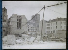 Image représentant France, Reims, Vue prise de la Place du Marché, vers la Cathédrale - Cables servant au transpt de la force motrice