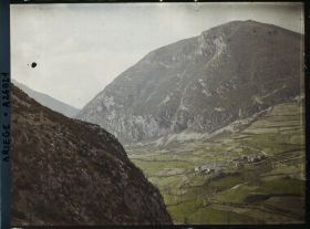 Image représentant Le hameau d'Alliat près de Niaux vu du versant droit du Vicdessos