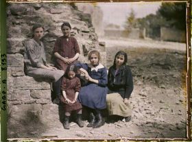 Image représentant Groupe de fillettes et jeunes filles