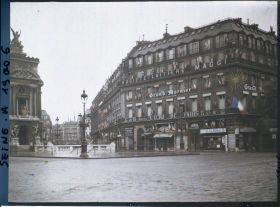 Image représentant Immeuble décoré de drapeaux au n°8 place de l'Opéra