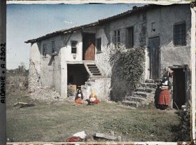 Image représentant Trois femmes catholiques devant une ferme