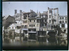 Image représentant France, Verdun, Sur les bords de la Meuse, maisons détruites