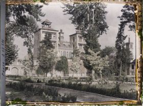 Image représentant Vue de l'intérieur de l'Arg (la citadelle royale), le Shams-ol Emareh ("Soleil de Palais") et les jardins du Golestan. A droite, minaret de la mosquée royale