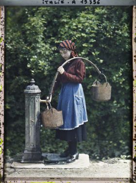 Image représentant Maria Carmignato (?) à la fontaine
