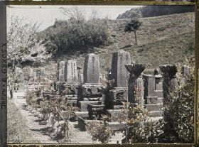 Image représentant Le cimetière (peut-être celui du quartier Kagoshimasômuta) près de la colline Shiroyama : tombes bouddhistes