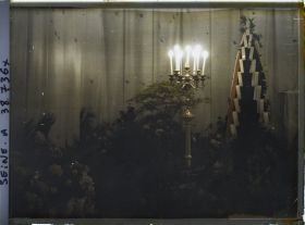 Image représentant La chapelle ardente du prince Kitashirakawa à l'ambassade du Japon