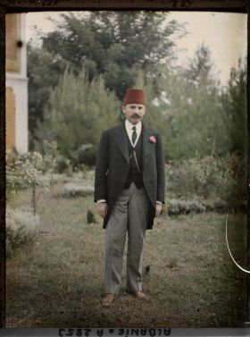 Image représentant Essad Pacha dans le jardin de son domaine agricole