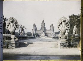 Image représentant L'Exposition Coloniale Internationale de 1931, la grande allée du temple d'Angkor Vat