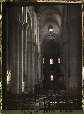 Image représentant La nef centrale de la basilique Saint-Julien, vue depuis l'entrée