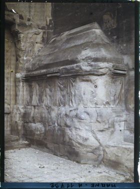 Image représentant France, Reims, Portes et tambours détériorés