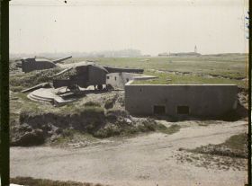 Image représentant Belgique, Ostende, Batterie Hindenburg, Contre jour sur l'ensemble de la batterie, dans le fond, Ostende