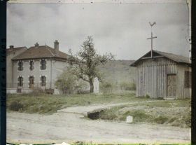 Image représentant France, Combres, Eglise, nouvelles maisons, au fond, Crête des Eparges