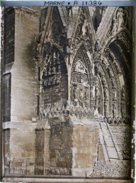 Image représentant A l'angle du portail gauche de la façade occidentale