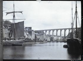 Image représentant Le bassin à flot de la rivière de Morlaix, avec à l'arrière-plan le viaduc