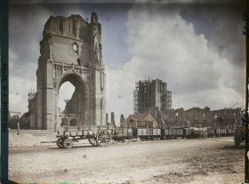 Image représentant Belgique, Ypres, Clocher de la Cathédrale St Martin et, au fond, les Halles