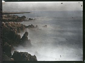 Image représentant Rochers se découpant dans les vagues, près de la pointe du cap Martin