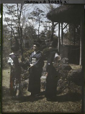 Image représentant Trois japonaises en kimono dans un jardin