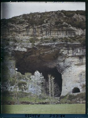 Image représentant L'entrée de la grotte du Mas-d'Azil avec l'Ariège au premier plan