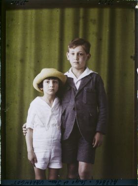 Image représentant https://musee-albert-kahn.s-museum.fr/home/NWQ2OTAwYzNmYjZlZTk1ZWQwODJmMjY4L2dlbmVyaWMtbm90aWNlLXRhYi9hdXRob3JpdHkvNjE3YTc5ZjVjZjhiODk2OGIzMzM3ZDIx/5d6900c3fb6ee95ed082f268/generic-notice-tab/authority/617a79ebcf8b8968b33379ba Jean Varangot et son petit frère  https://musee-albert-kahn.s-museum.fr/home/NWQ2OTAwYzNmYjZlZTk1ZWQwODJmMjY4L2dlbmVyaWMtbm90aWNlLXRhYi9hdXRob3JpdHkvNjE3YTc5ZjVjZjhiODk2OGIzMzM3ZDIx/5d6900c3fb6ee95ed082f268/generic-notice-tab/authority/617a79ebcf8b8968b33379bb Serge