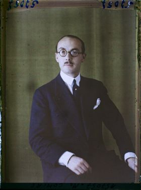 Image représentant https://musee-albert-kahn.s-museum.fr/home/NWQ2OTAwYzNmYjZlZTk1ZWQwODJmMjY4L2dlbmVyaWMtbm90aWNlLXRhYi9hdXRob3JpdHkvNjE3YTc5ZjVjZjhiODk2OGIzMzM3ZDIx/5d6900c3fb6ee95ed082f268/generic-notice-tab/authority/617a79ebcf8b8968b3336af4 Monsieur Comiré